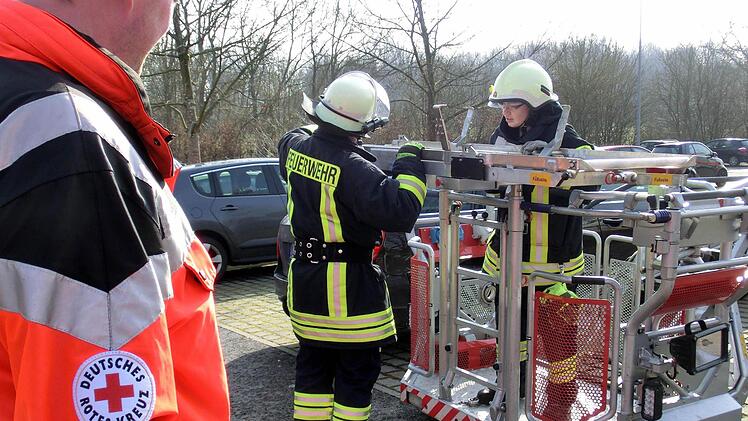 Training für Feuerwehr, Rettungskräfte und Notärzte an der Drehleiter in Bad Kissingen.