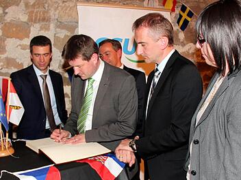 Martin Kastler trug sich ins Goldene Buch der Höchstadter CSU ein. Foto: Johanna Blum