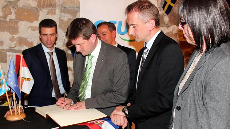 Martin Kastler trug sich ins Goldene Buch der Höchstadter CSU ein. Foto: Johanna Blum
