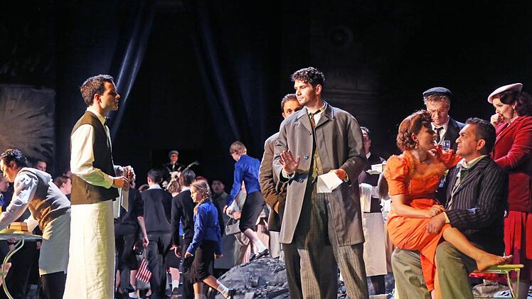 Szene aus der Neuinszenierung von "La Bohème" am Landestheater CoburgFoto: Henning Rosenbusch