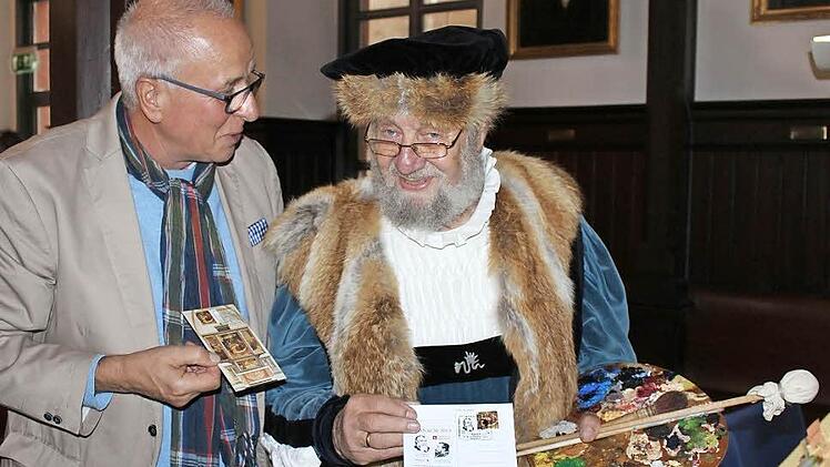 Richard Thomas (links), Besitzer des weltklassigen Cranach- Exponates, begutachtet gemeinsam mit Lucas Cranach, alias Wolfgang Eckert-Hetzel, die neue Sonderbriefmarke und den Poststempel. Foto: Mariell Dörrschmidt