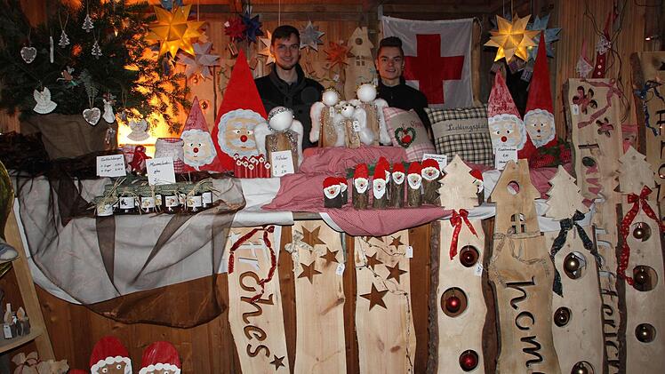 Viele weihnachtliche Artikel boten Vereine, Verbände und Händler beim Zeiler Weihnachtsmarkt an. Auf dem Marktplatz und in den benachbarten Straßen waren die Stände aufgebaut.  Foto: Klaus Schmitt (6), René Ruprecht (4)