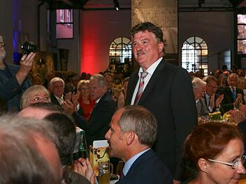 Landrat Klaus Peter Söllner feierte am Dienstag seinen 60. Geburtstag im Deutschen Dampflokomotiv-Museum in Neuenmarkt - und Hunderte von Gratulanten aus allen gesellschaftlichen Bereichen kamen, um zu gratulieren. Foto: Barbara Herbst