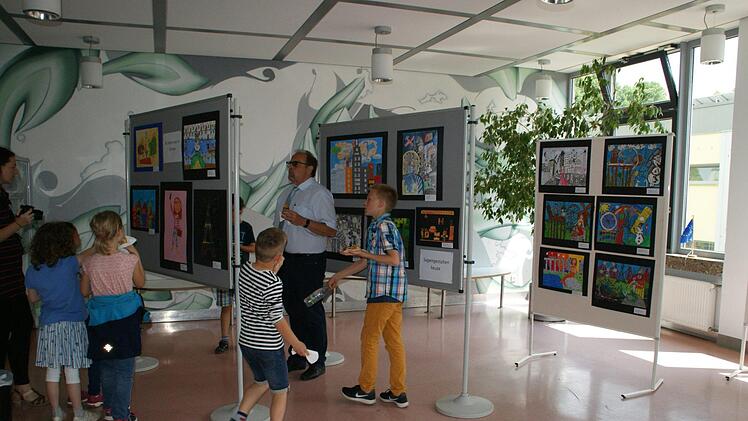 Noch bis zum 7. Juli sind die ausgezeichneten Arbeiten des Wettbewerbs in Albrecht-Dürer-Mittelschule in Haßfurt ausgestellt. Foto: Sabine Weinbeer
