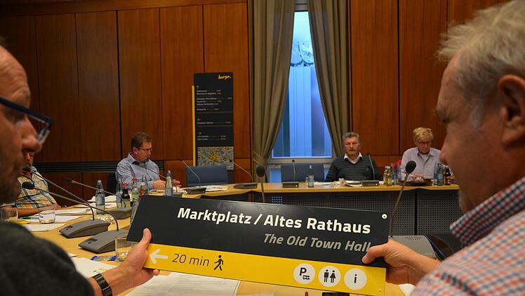 Entwürfe für die neuen Schilder des Fußgängerleitsystems wurden im September im Planungsausschuss präsentiert. Sie sollen jetzt bald montiert werden.  Foto: Bernhard Panzer
