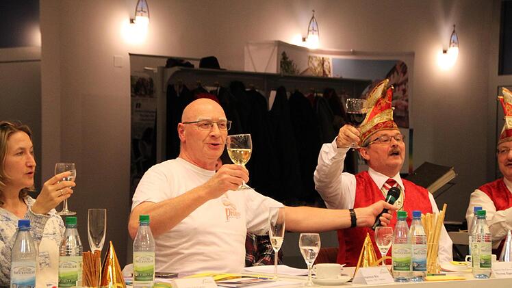 Hartmut Bös (links) gibt in Sachen Fußgängerzone selbst an Fasching keine Ruhe. Foto: Ulrike Müller