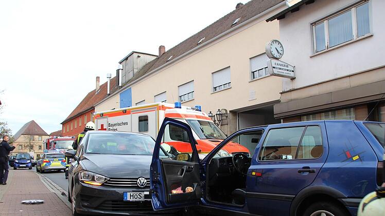 Die Brückenstraße musste wegen eines Unfalls  gestern zur Mittagszeit gesperrt werden. Der Fahrer des dunkelblauen Golf fuhr bergaufwärts   in Richtung Schillerplatz und geriet aus noch unklarer Ursache  in den Gegenverkehr. Dort rammte er einen anderen Golf.  Foto: Christian Bauriedel