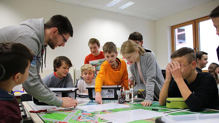 Eine der ersten Aufgaben im neuen Robotik-Kurs war, dass die drei kleinen Maschinen jeweils einen Buchstaben des Schul-Kürzels FGH, für Frobenius-Gymnasium Hammelburg, zeichnen. Nach viel Justieren und Einstellen hat das super geklappt. Foto: Ralf Ruppert