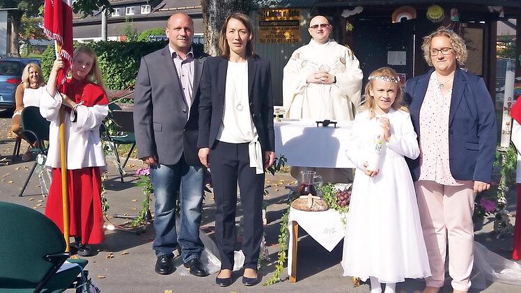 Am Sonntag feierte Ina Appel in Effelter ihre Heilige Erstkommunion. Das Bild zeigt sie mit ihren Eltern sowie ihrer Patin.  Fotos: Heike Schülein