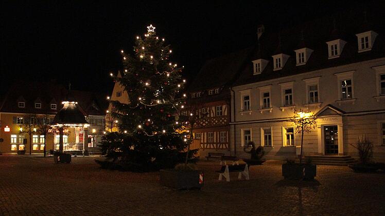 Fast schon gespenstisch ruhig blieb es in der Silvesternacht am Höchstadter Marktplatz.  Foto: Andreas Dorsch