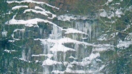 Wanderern und Skilangläufern bietet sich derzeit ein bizarres Eiszapfenspiel in Symbiose mit Schnee an den Steinen des ehemaligen Steinbruchs im Naherholungsgebiet Landleitenbachtal nördlich von Rothenkirchen.