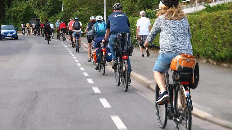 Schutzstreifen an den Stra&szlig;enr&auml;ndern sind in Coburg h&auml;ufig f&uuml;r Radler markiert. Besser als nichts, aber auch nicht optimal, meinen die Verkehrsplaner aus Berlin. Zurzeit wird das Radwegekonzept der Stadt Coburg den aktuellen Erfordernissen angepasst.