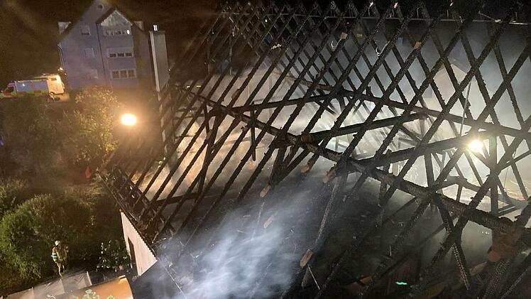 Schwarzenbruck: Großer Feuerwehreinsatz in Lindelburg - Feuer-Inferno im Nürnberger Land