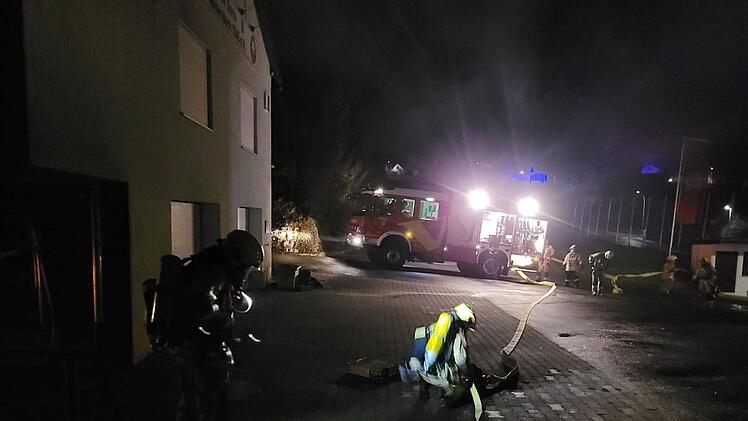 Weilersbach: Feuerwehr wird zu Flammeninferno an Sportplatz gerufen - "durch Hitze bereits geplatzt"