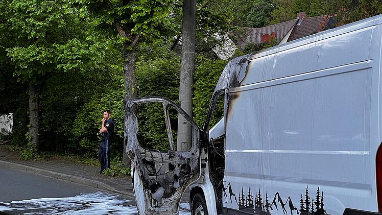 Zum Wohnmobil ausgebauter Van brennt aus