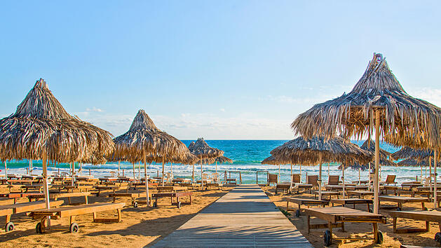 Leerer Sandstrand bei Protaras auf Zypern w&auml;hrend der Tourismus-Krise