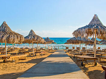 Leerer Sandstrand bei Protaras auf Zypern w&auml;hrend der Tourismus-Krise