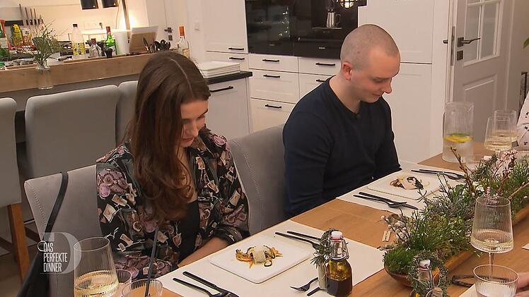 Lisa und Paul inspizieren ihre Gem&uuml;se-Spaghetti mit Wei&szlig;weinso&szlig;e. Paul bekommt dazu ein gef&uuml;lltes Putenr&ouml;llchen, Lisa einen gef&uuml;llten Pfannkuchen.