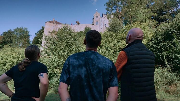 Ups! Gabriel Kelly, Max Kruse und Ralph Morgenstern (von links) droht bei einer Mutprobe ein Bungee-Sprung. Da rutschen die Herzchen in die Hosen.