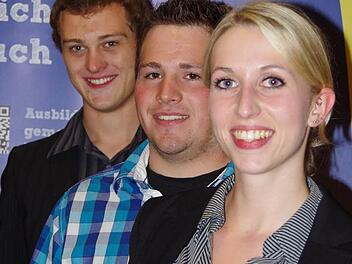 Kathrin Glaser (von vorne rechts), Julian Wetzel und Moritz Martens haben in ihren jeweiligen Berufen am Besten abgeschnitten und wurden von der Industrie- und Handelskammer Würzburg-Schweinfurt ausgezeichnet. Foto:  Klaus Werner