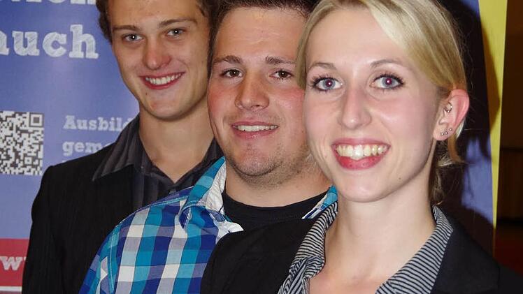 Kathrin Glaser (von vorne rechts), Julian Wetzel und Moritz Martens haben in ihren jeweiligen Berufen am Besten abgeschnitten und wurden von der Industrie- und Handelskammer Würzburg-Schweinfurt ausgezeichnet. Foto:  Klaus Werner