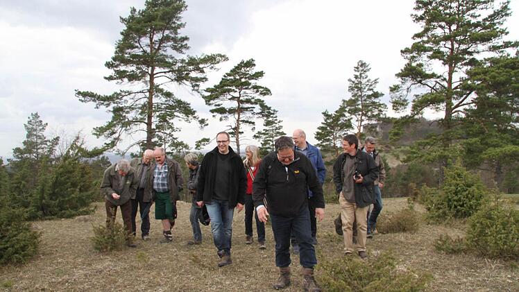 Die Vorstandschaft des Landschaftspflegeverbands machte sich selbst ein Bild vor Ort von der intakten Natur am Staffelberg. Fotos: Gerda Völk
