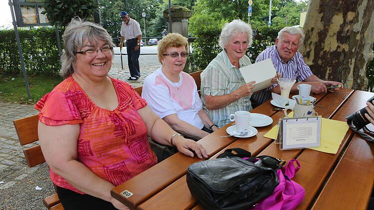 Sie waren nur zufällig da: Nichte Karen Cederwall, die kanadische Tante Lisa von Radziminsky, Nichte Hanna Bauer und ihr Mann Alfred Bauer (von links) im Biergarten der Klosterschänke.