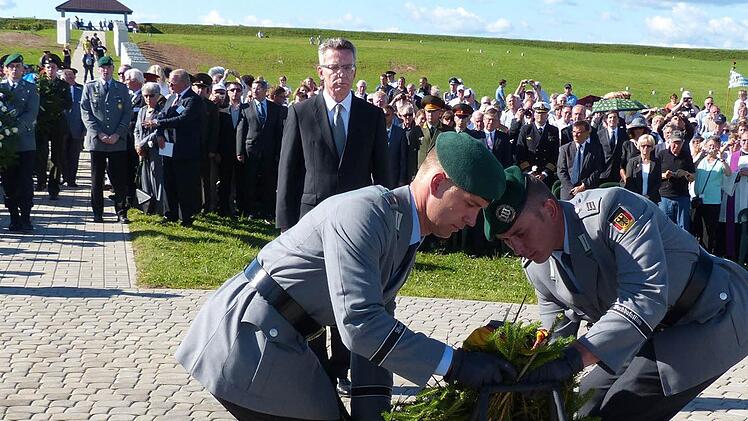 Verteidigungsminister Lothar de Maizière weite den letzten großen deutschen Soldatenfriedhof ein.