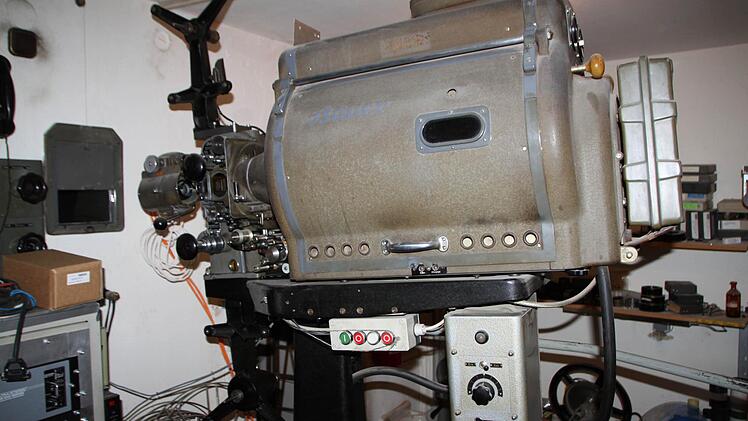 Der alte Projektor, der noch analog funktioniert. Foto: Ulrike Müller