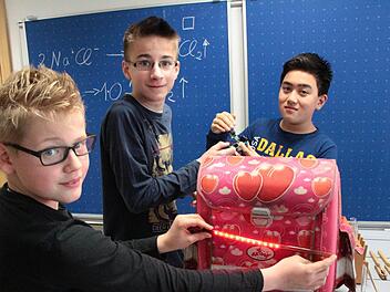 Sicherheit schreiben Leo, Heiko und Georg (v. l.) ganz groß. Sie planen eine Schulranzen-Beleuchtung, die automatisch angeht.  Foto: J. Hofbauer