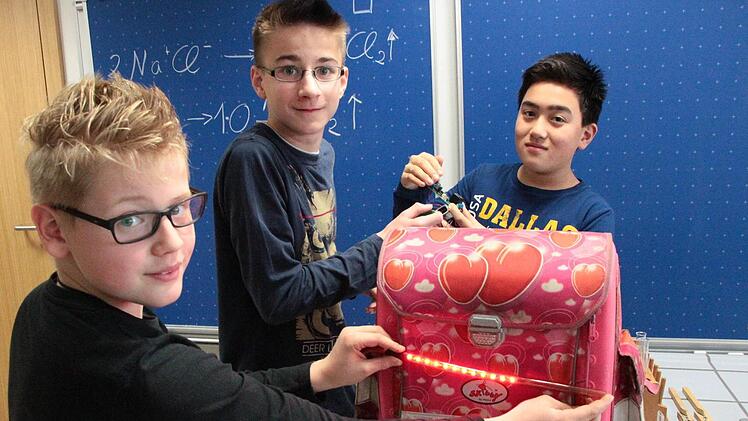 Sicherheit schreiben Leo, Heiko und Georg (v. l.) ganz groß. Sie planen eine Schulranzen-Beleuchtung, die automatisch angeht.  Foto: J. Hofbauer