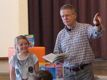 Autor Jürgen Banscherus bezieht die Kinder in die Handlung ein und lässt sie immer wieder knifflige Fragen beantworten.