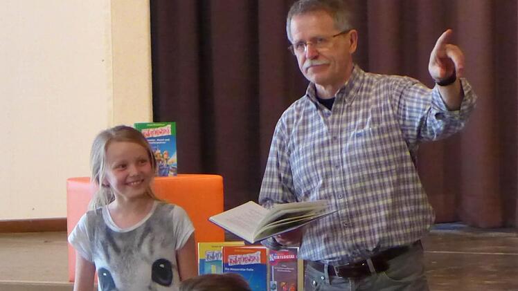 Autor Jürgen Banscherus bezieht die Kinder in die Handlung ein und lässt sie immer wieder knifflige Fragen beantworten.