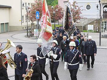 Der Festzug zog mit den Fahnen der Brückenauer und Volkerser Wehren zur katholischen Stadtpfarrkirche in Bad Brückenau.  Foto: Thomas Dill
