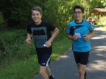 Auch bei schnellem Tempo können die beiden noch lachen: Schulbester Felix Müller (rechts) und Christopher Müller. Foto: Susanne Deuerling