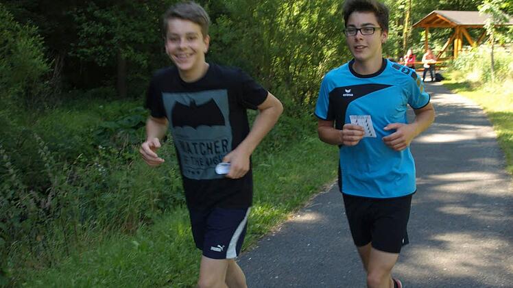 Auch bei schnellem Tempo können die beiden noch lachen: Schulbester Felix Müller (rechts) und Christopher Müller. Foto: Susanne Deuerling