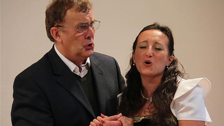 Das Duett von Sängerin Petronella Izbeki und Sänger Fritz Kalmbach Fotos: Gerd Schaar