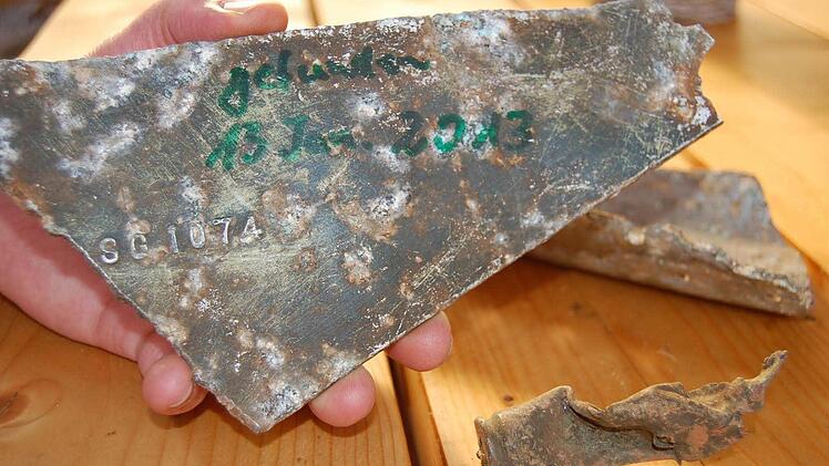 Teile des abgestürzten US-Bombers; zu erkennen ist die Seriennummer SG 1074