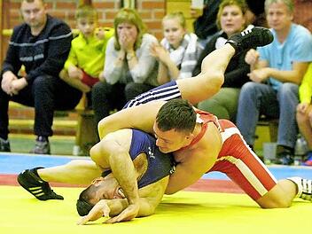Der Untersteinacher Michail Thomas in Diensten des RSC Marktleugast (rotes Trikot) gewann nach nur 35 Sekunden seinen Kampf gegen Engin Dogan vom TSV Feucht in der Klasse Griechisch-Römisch bis 75 Kilogramm.  Foto: Monika Limmer