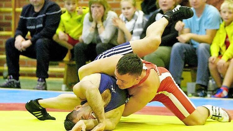 Der Untersteinacher Michail Thomas in Diensten des RSC Marktleugast (rotes Trikot) gewann nach nur 35 Sekunden seinen Kampf gegen Engin Dogan vom TSV Feucht in der Klasse Griechisch-Römisch bis 75 Kilogramm.  Foto: Monika Limmer