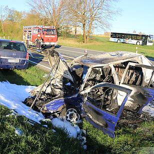 Schwerer Zusammenstoß auf B4 bei Kaltenbrunn - Pkw brennt aus