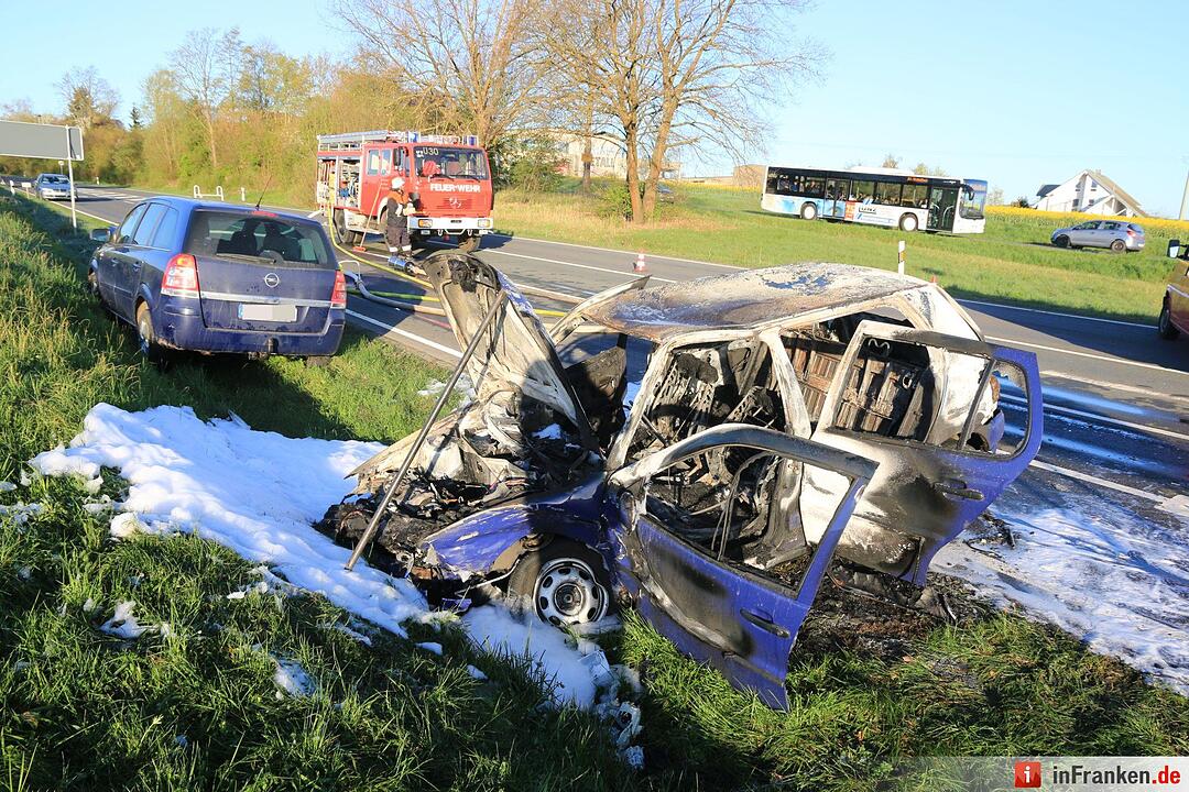Schwerer Zusammenstoß auf B4 bei Kaltenbrunn - Pkw brennt aus