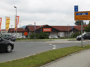 Auf dem Platz, auf dem jetzt noch die Norma steht, wird bis 2018 das neue Feuerwehrhaus errichtet. Die großen Parkflächen des Einkaufsmarktes bleiben rund um das kompakte Feuerwehrhaus erhalten. Foto: Matthias Einwag