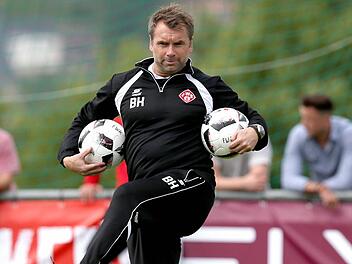Würzburgs Trainer Bernd Hollerbach kann sich auf Neuzugang David Pisot freuen. Foto: Daniel Karmann/dpa