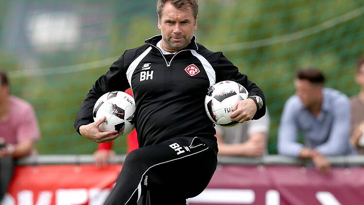 Würzburgs Trainer Bernd Hollerbach kann sich auf Neuzugang David Pisot freuen. Foto: Daniel Karmann/dpa