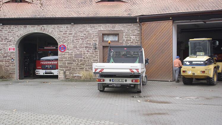 Im Hof des Erthal-Schlosses fehlt der Freiwilligen Feuerwehr Elfershausen zunehmend der Platz. Für den geplanten Neubau im Trimberger Weg hat der Gemeinderat jetzt einen Ausschuss besetzt, der die Planungen mit Ideen unterstützen soll.  Foto: Winfried Ehling