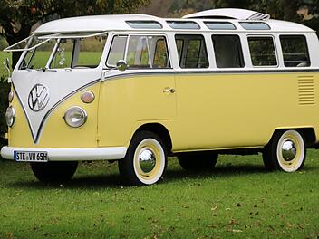 Der liebevoll restaurierte VW-Bus ist ein Hingucker.Matthias Einwag