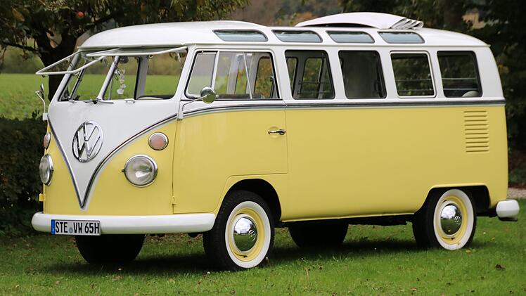 Der liebevoll restaurierte VW-Bus ist ein Hingucker.Matthias Einwag