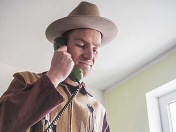 Telefonhörer statt Kopfhörer ist in der Szene Standard - Marc Valentine macht da am Plattenteller keine Ausnahme.René Ruprecht