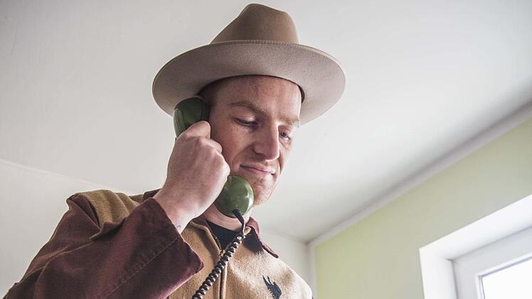 Telefonhörer statt Kopfhörer ist in der Szene Standard - Marc Valentine macht da am Plattenteller keine Ausnahme.René Ruprecht